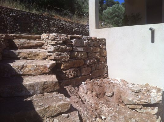 escalier en pierres sur la région PACA